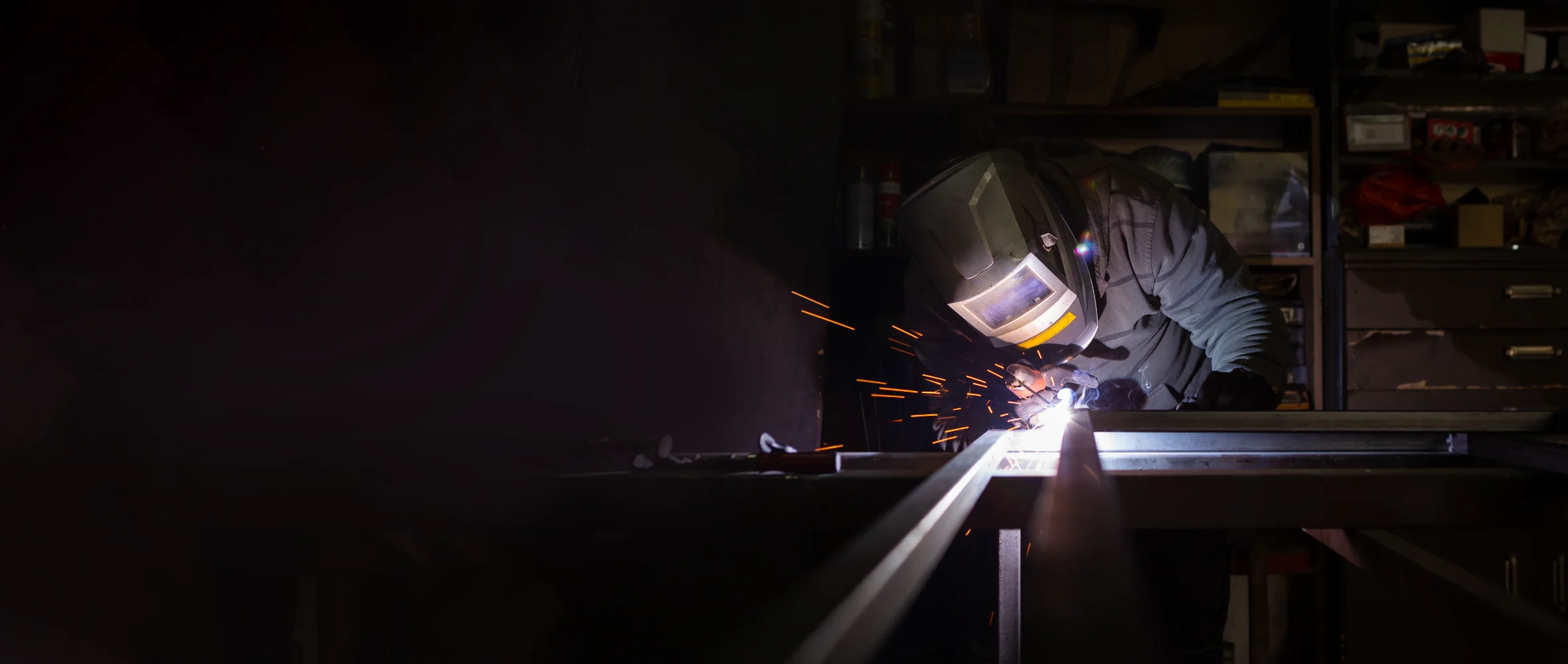 Zdjęcie - Spawacz spawa profil metalowy