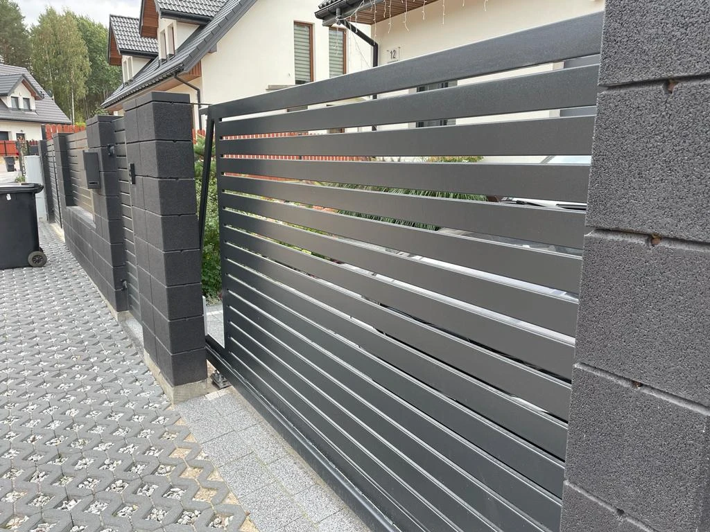 Zdjęcie - Brama palisadowa przesuwna czarna i ogrodzenie bloczkowe