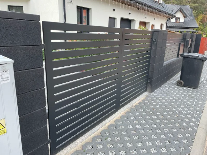 Zdjęcie - brama wjazdowa w murku