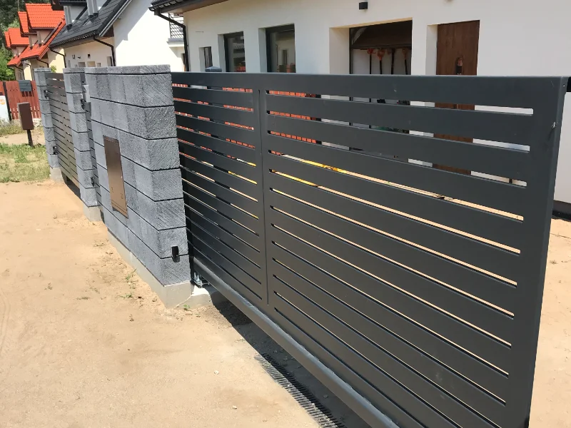 Zdjęcie - ogrodzenie posesji z bramą