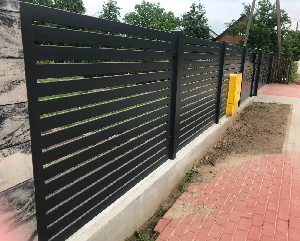 Zdjęcie - front palisadowy przy drodze z wycięciem na skrzynkę z gazem