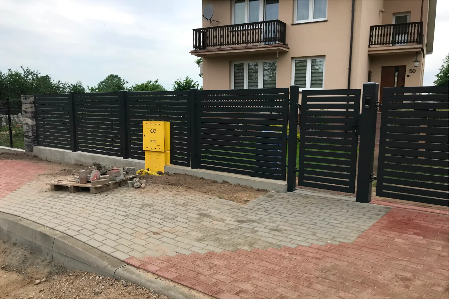 Zdjęcie - ogrodzenia Białystok front palisadowy przy drodze z wycięciem na skrzynkę z gazem