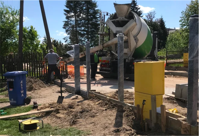 Zdjęcie - Wylewanie fundamentów pod ogrodzenie