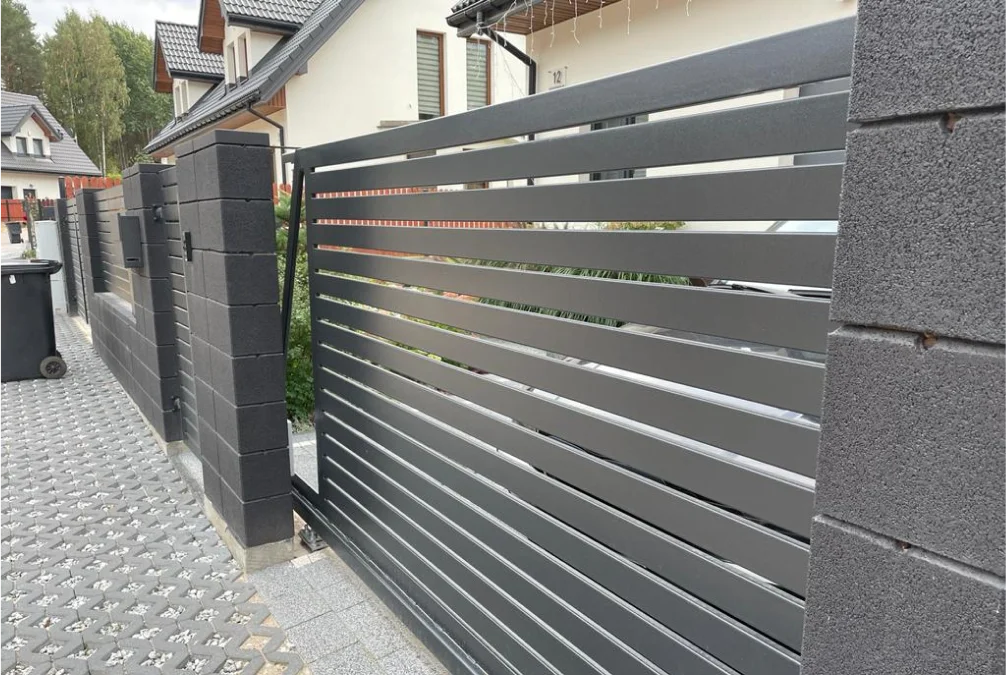 Zdjęcie - Brama wjazdowa przesuwna palisadowa i ogrodzenie z bloczka