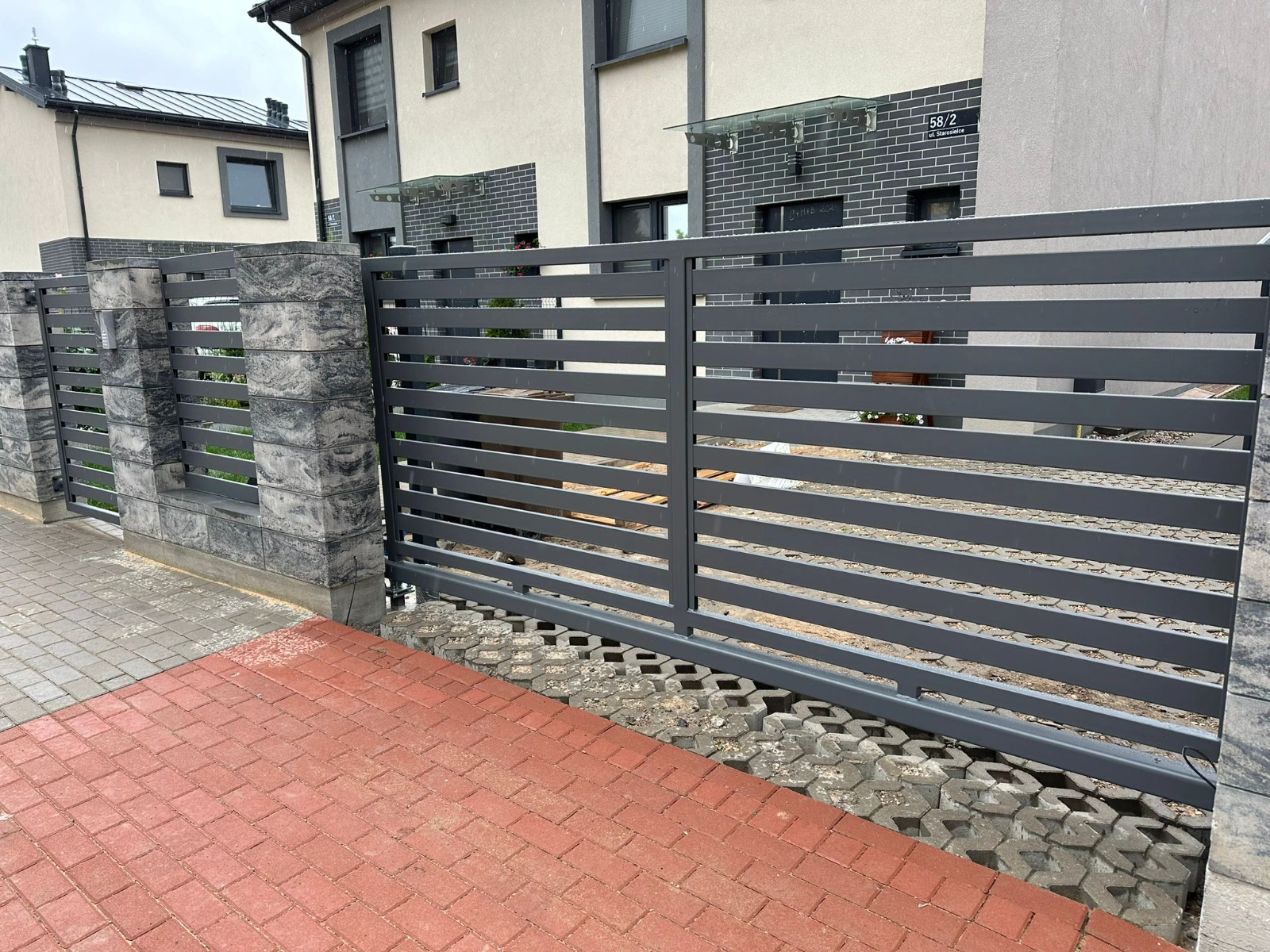 Zdjęcie - Ogrodzenie palisadowe z bramą i furtką zamontowane na murku z bloczka