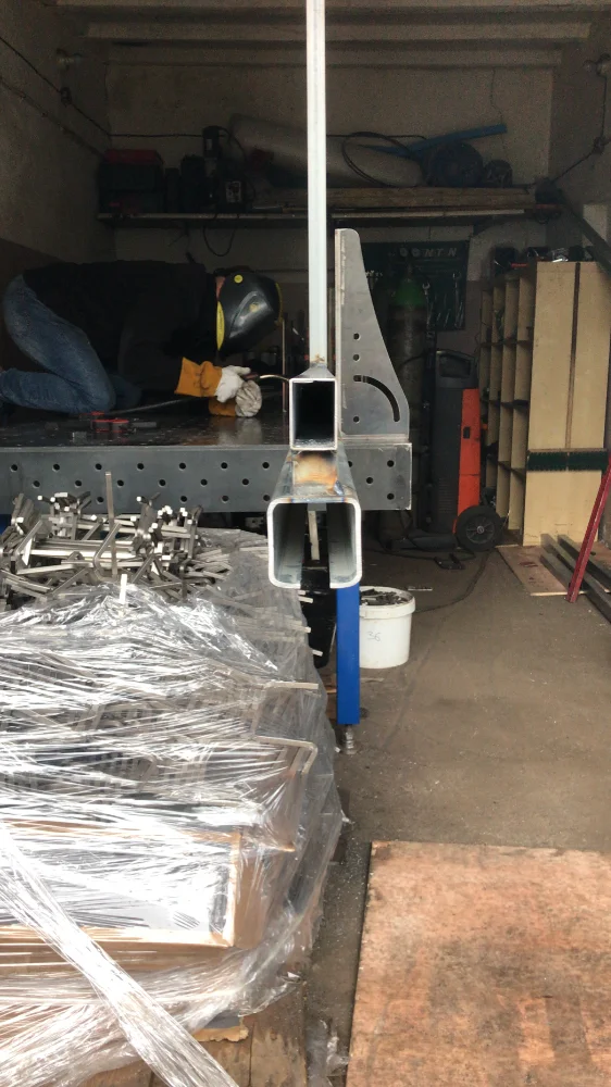 Zdjęcie - spawanie laserowe bramy ogrodzeniowej na stole spawalniczym